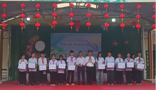 TRƯỜNG THCS NÚA NGAM TỔ CHỨC VUI TẾT TRUNG THU 2025