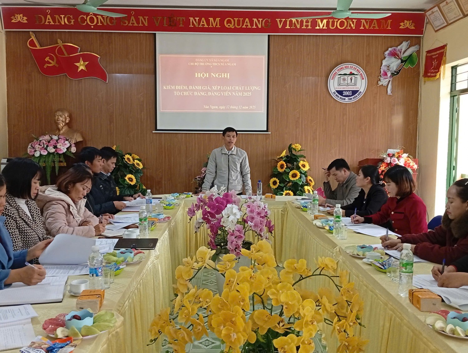 CHI BỘ TRƯỜNG THCS NÚA NGAM TỔ CHỨC HỘI NGHỊ  KIỂM ĐIỂM, ĐÁNH GIÁ VÀ XẾP LOẠI CHẤT LƯỢNG NĂM 2025