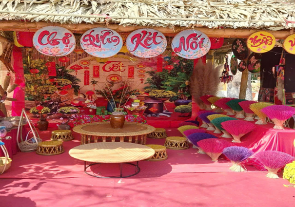 (Một gian trưng bày tại Hội chợ Xuân của Trường THCS Núa Ngam)