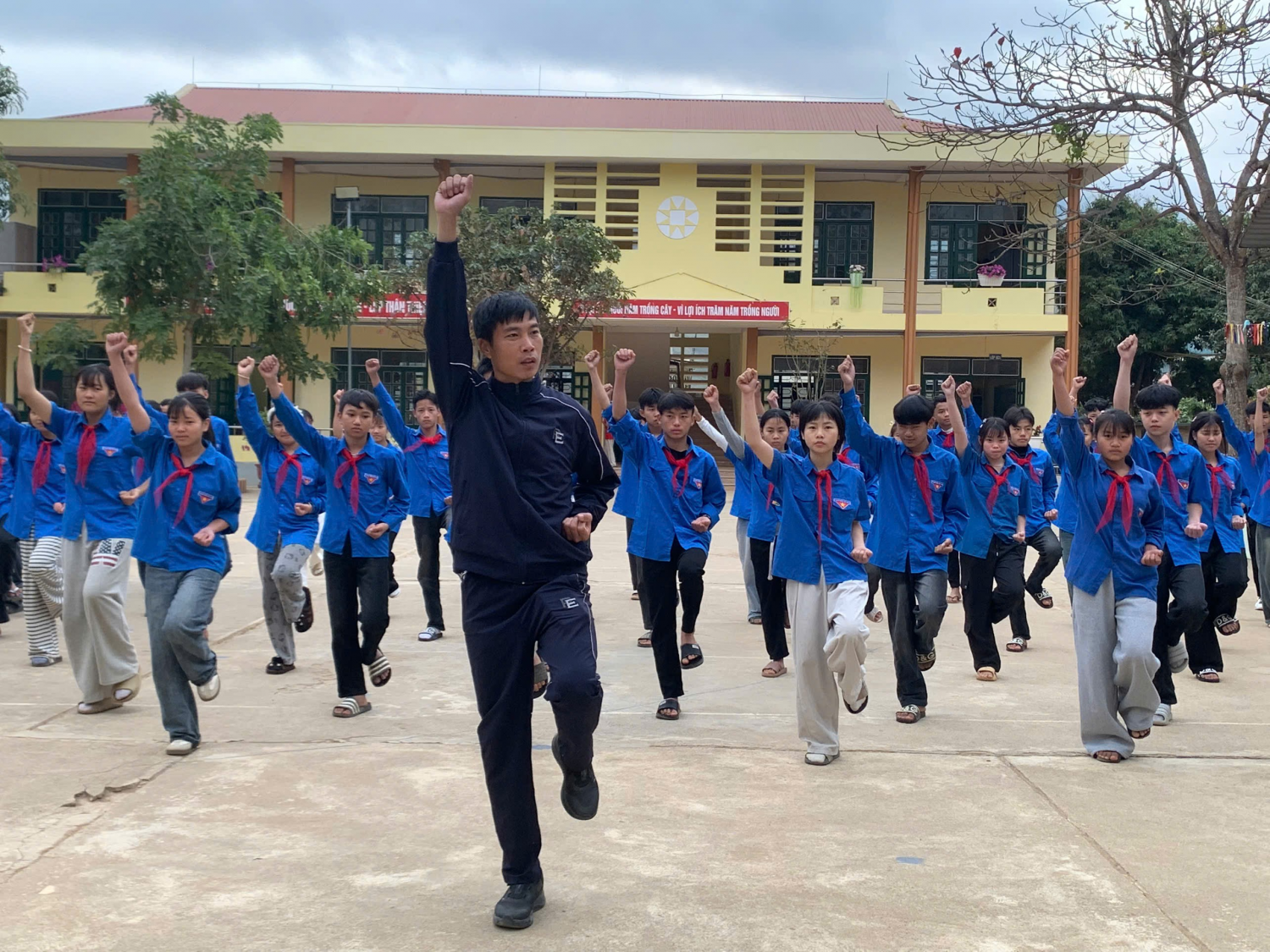 TRƯỜNG THCS NÚA NGAM, XÃ NÚA NGAM TRIỂN KHAI                                                 BÀI VÕ TỰ VỆ DÀNH CHO HỌC SINH