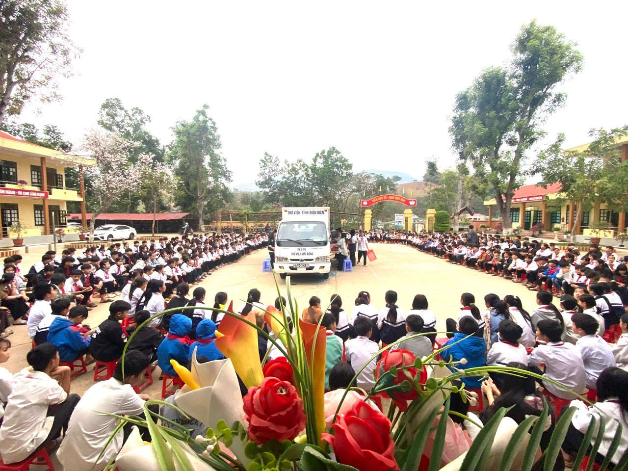 HỌC SINH TRƯỜNG THCS NÚA NGAM, XÃ NÚA NGAM  TRẢI NGHIỆM ĐỌC SÁCH TRÊN XE THƯ VIỆN LƯU ĐỘNG